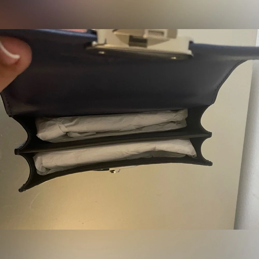 NWOT Navy and white leather crossbody bag with silver chain strap and hardware! - Picture 5 of 6